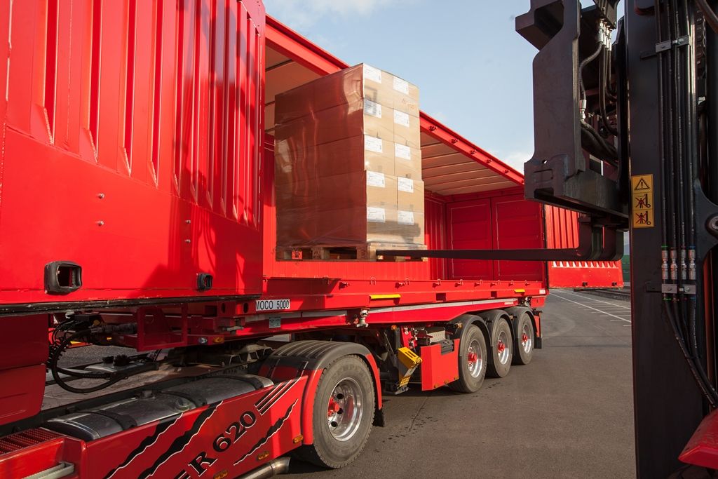 LKW wird mit Stapler beladen