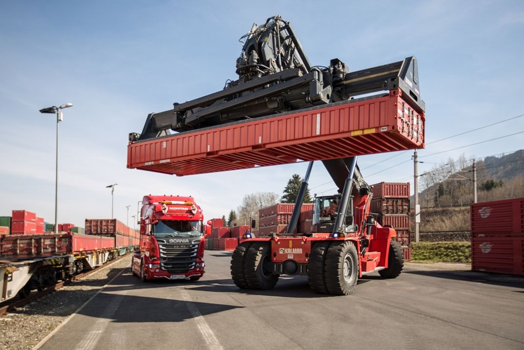 Stapler mit Container und LKW