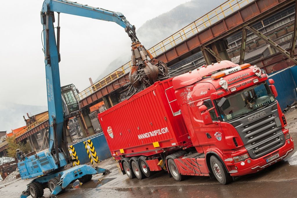 LKW wird mit Greifer beladen